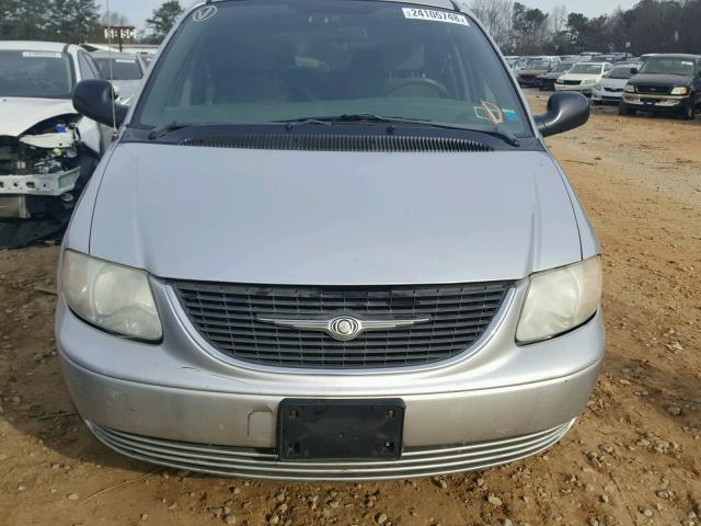 2C8GP74L83R214816 - 2003 CHRYSLER TOWN & COU SILVER photo 9