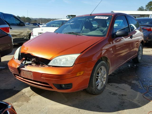 3FAFP31N45R130748 - 2005 FORD FOCUS ZX3 ORANGE photo 2