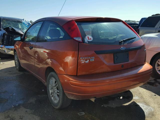 3FAFP31N45R130748 - 2005 FORD FOCUS ZX3 ORANGE photo 3