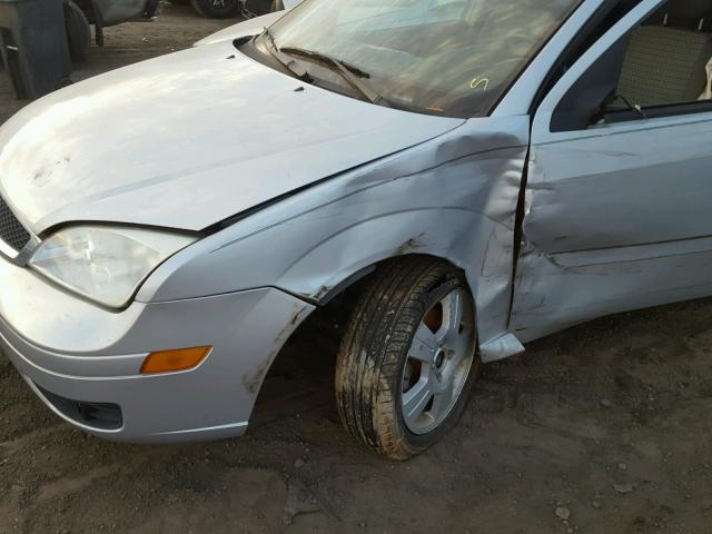 1FAHP34N67W245470 - 2007 FORD FOCUS ZX4 SILVER photo 9