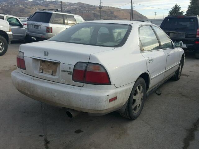 1HGCD555XTA085643 - 1996 HONDA ACCORD EX WHITE photo 4