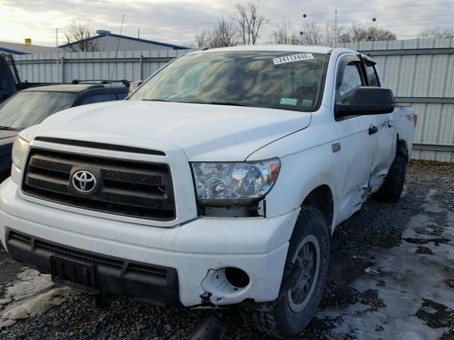 5TFUY5F11BX196581 - 2011 TOYOTA TUNDRA DOU WHITE photo 2