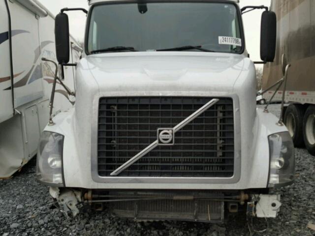 4V4NC9GH45N389432 - 2005 VOLVO VN VNL WHITE photo 7