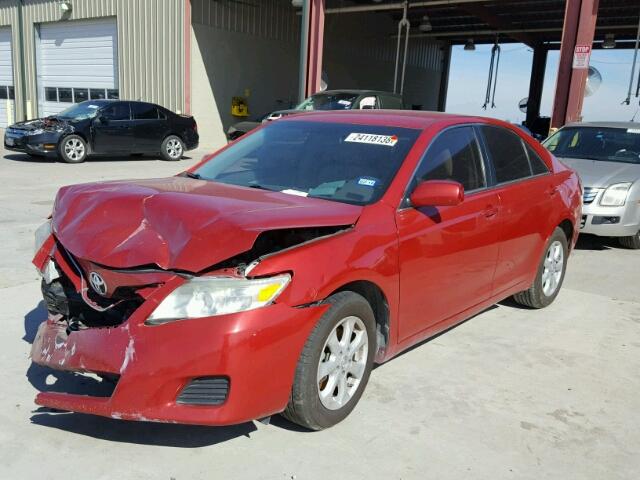 4T1BF3EK2BU156714 - 2011 TOYOTA CAMRY BASE RED photo 2