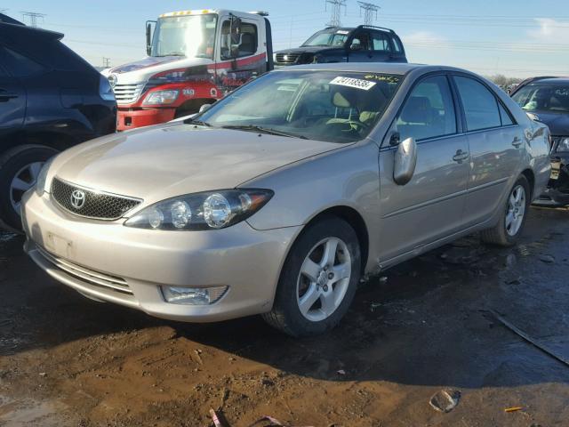 4T1BE32K95U591581 - 2005 TOYOTA CAMRY LE GOLD photo 2