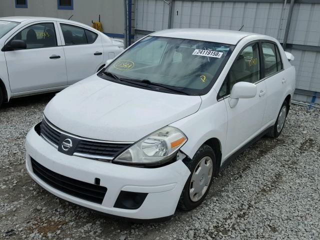 3N1BC11E69L375300 - 2009 NISSAN VERSA S WHITE photo 2