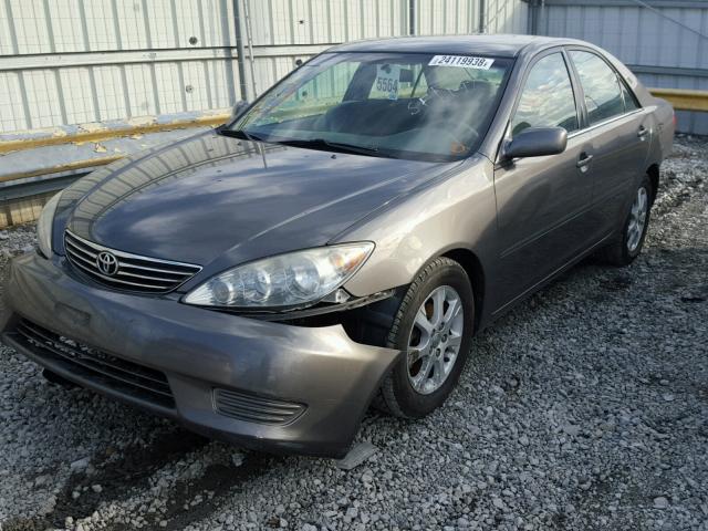 4T1BE32K15U973992 - 2005 TOYOTA CAMRY LE GRAY photo 2