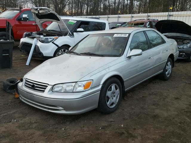 JT2BG22K010560030 - 2001 TOYOTA CAMRY CE SILVER photo 2