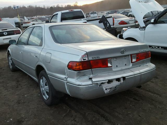 JT2BG22K010560030 - 2001 TOYOTA CAMRY CE SILVER photo 3