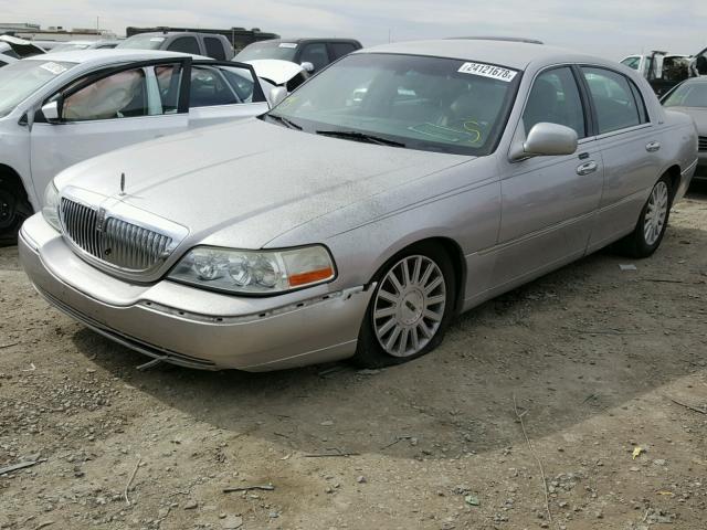 1LNHM81W93Y630030 - 2003 LINCOLN TOWN CAR E SILVER photo 2