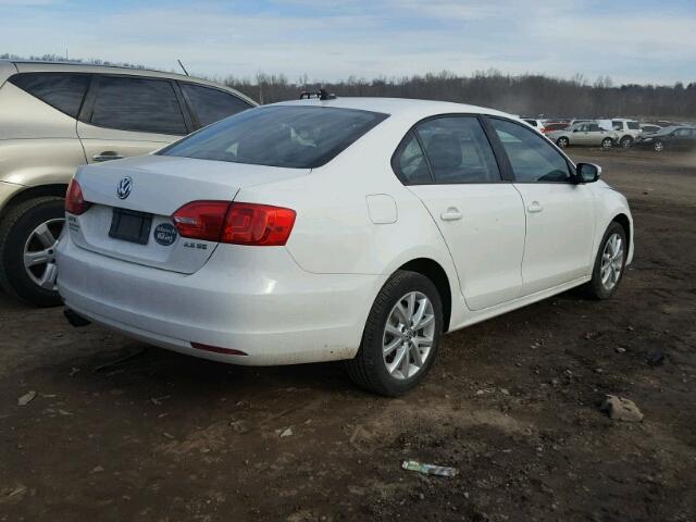 3VWDX7AJ8BM381557 - 2011 VOLKSWAGEN JETTA SE WHITE photo 4