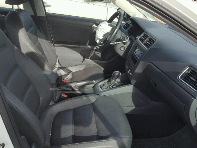 3VWDX7AJ8BM381557 - 2011 VOLKSWAGEN JETTA SE WHITE photo 5