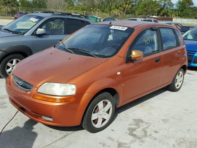 KL1TD66677B760173 - 2007 CHEVROLET AVEO BASE ORANGE photo 2