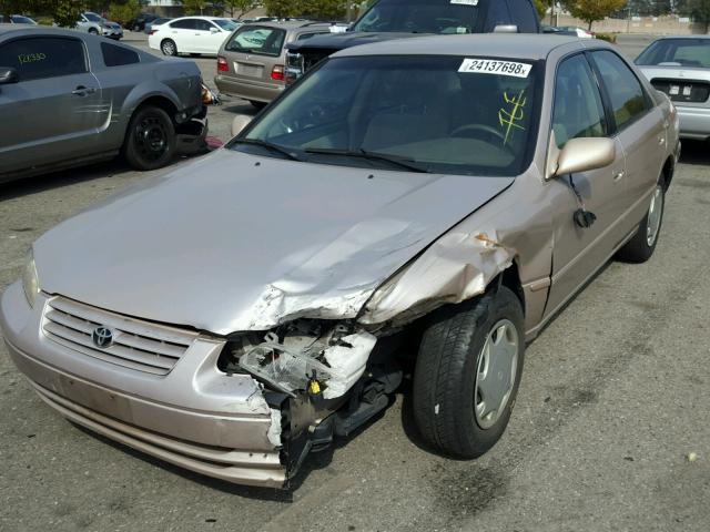 4T1BG22K5XU560335 - 1999 TOYOTA CAMRY CE TAN photo 2