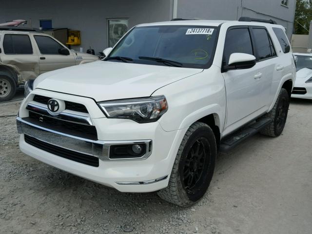 JTEZU5JR6H5157225 - 2017 TOYOTA 4RUNNER SR WHITE photo 2