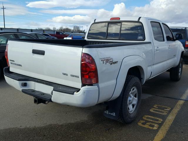 5TEMU52N27Z394607 - 2007 TOYOTA TACOMA DOU WHITE photo 4