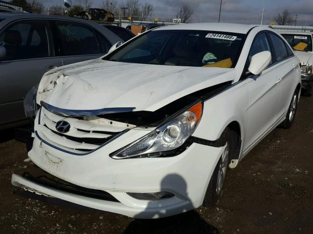 5NPEB4AC0DH772880 - 2013 HYUNDAI SONATA GLS WHITE photo 2