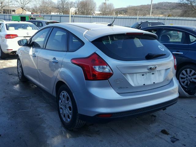 1FAHP3K28CL195143 - 2012 FORD FOCUS SE SILVER photo 3