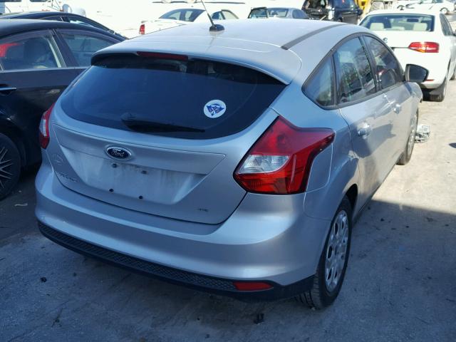 1FAHP3K28CL195143 - 2012 FORD FOCUS SE SILVER photo 4