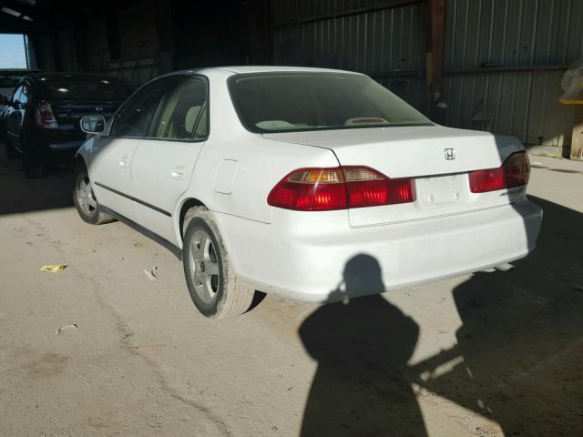 1HGCG5645XA117143 - 1999 HONDA ACCORD LX WHITE photo 3