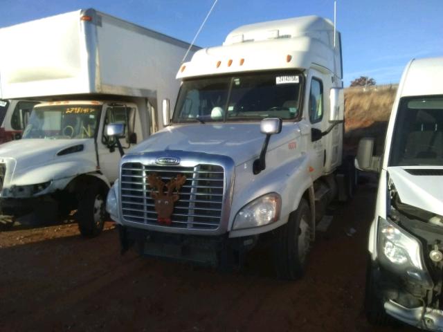 1FUJGLBG9CSBF6078 - 2012 FREIGHTLINER CASCADIA 1 WHITE photo 2