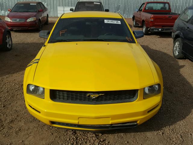 1ZVFT80NX55198959 - 2005 FORD MUSTANG YELLOW photo 9