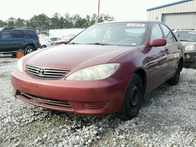 4T1BE30K35U061111 - 2005 TOYOTA CAMRY LE RED photo 2