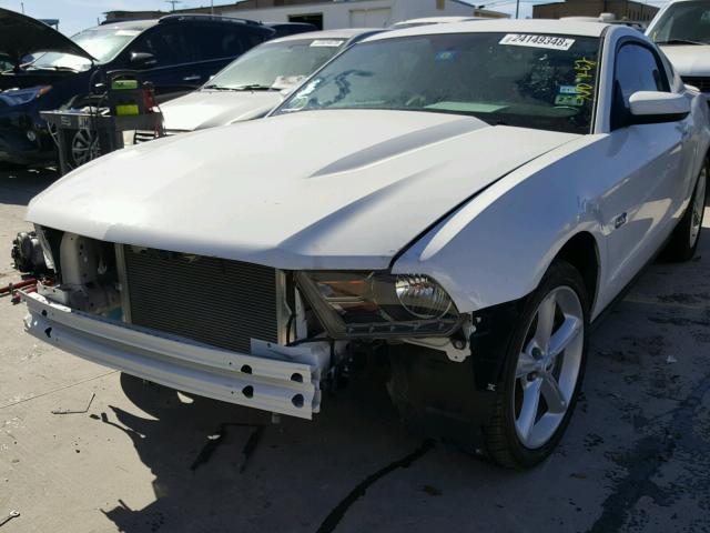 1ZVBP8CF2B5153548 - 2011 FORD MUSTANG GT WHITE photo 2