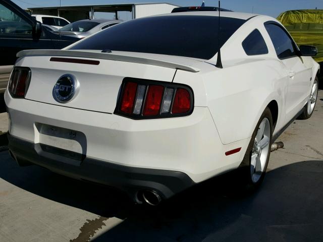 1ZVBP8CF2B5153548 - 2011 FORD MUSTANG GT WHITE photo 4