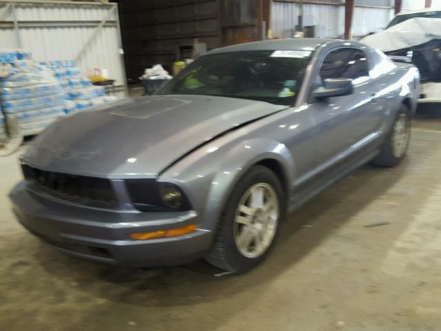 1ZVFT80NX75324868 - 2007 FORD MUSTANG GRAY photo 2