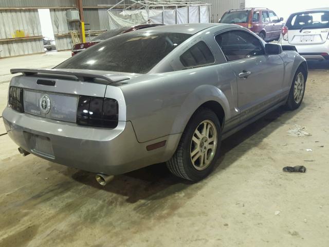 1ZVFT80NX75324868 - 2007 FORD MUSTANG GRAY photo 4