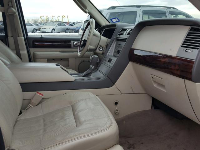 5LMFU28R44LJ38487 - 2004 LINCOLN NAVIGATOR WHITE photo 5