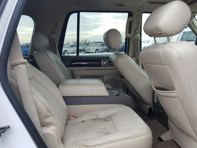 5LMFU28R44LJ38487 - 2004 LINCOLN NAVIGATOR WHITE photo 6