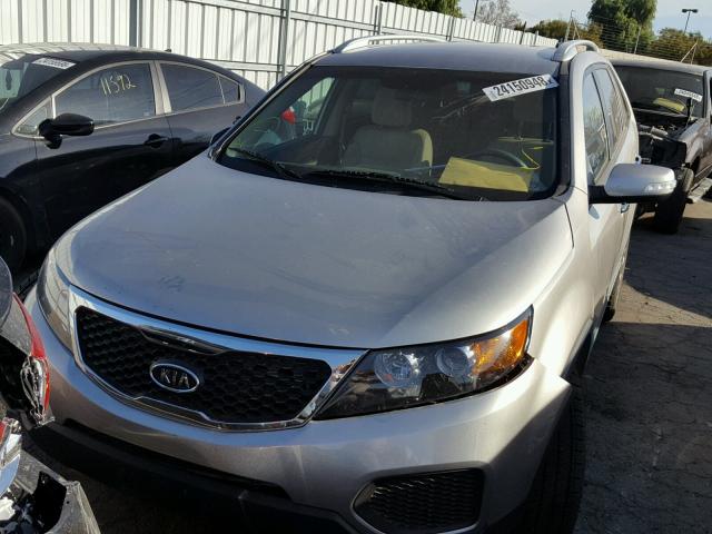 5XYKT4A26DG364768 - 2013 KIA SORENTO LX SILVER photo 2