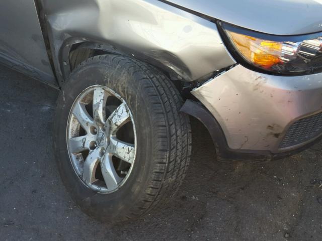 5XYKT4A26DG364768 - 2013 KIA SORENTO LX SILVER photo 9