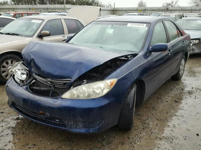 4T1BE32K95U102788 - 2005 TOYOTA CAMRY LE BLUE photo 2