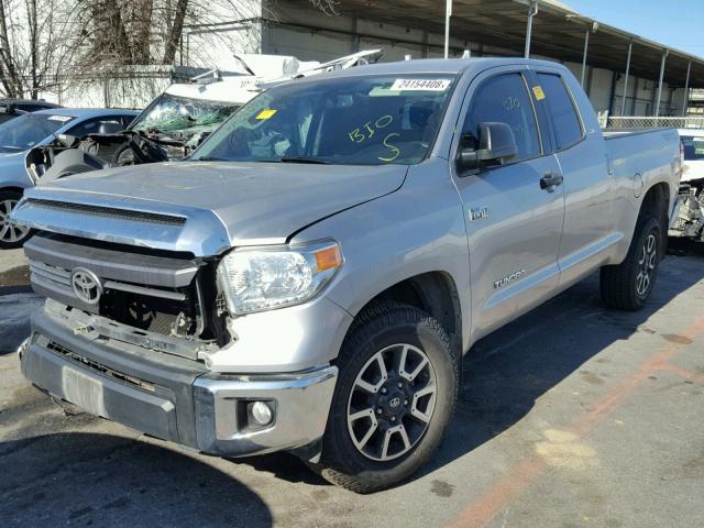 5TFRY5F14FX174103 - 2015 TOYOTA TUNDRA DOU SILVER photo 2