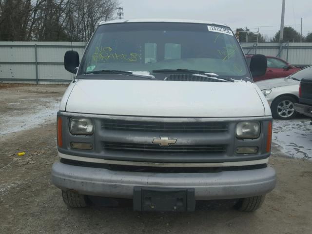 1GCHG35R921189932 - 2002 CHEVROLET EXPRESS WHITE photo 9