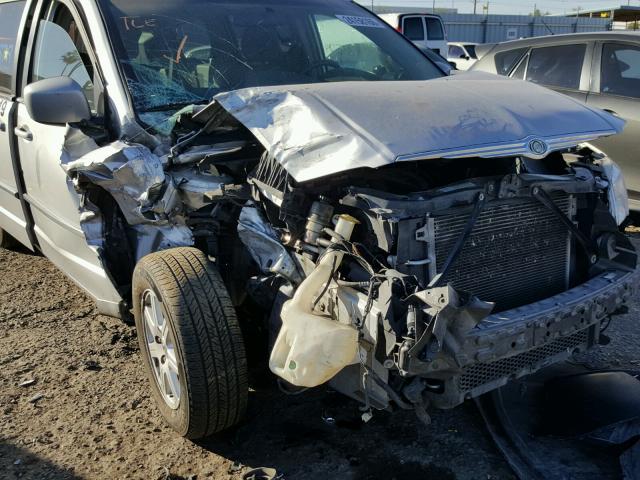 2A4RR5D11AR346752 - 2010 CHRYSLER TOWN & COU SILVER photo 9