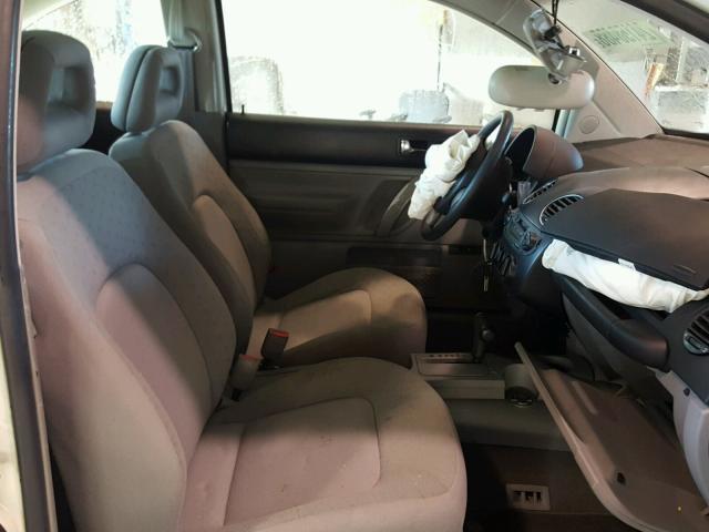 3VWBB61C8WM007330 - 1998 VOLKSWAGEN NEW BEETLE 白色 照片 5