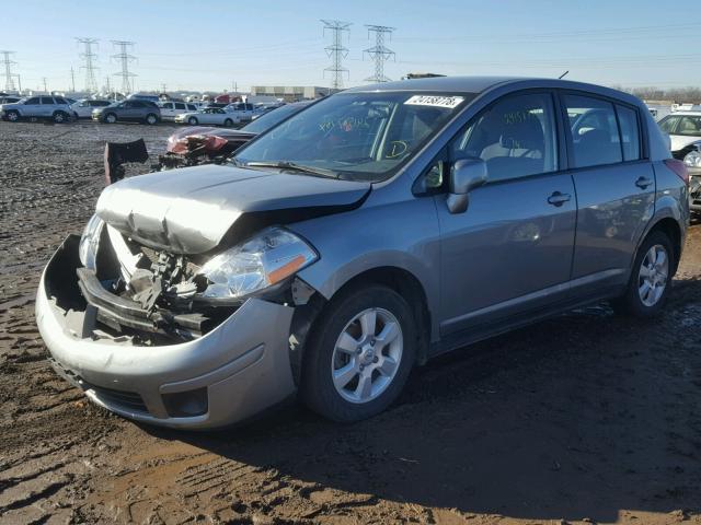 3N1BC13E09L410510 - 2009 NISSAN VERSA S GRAY photo 2