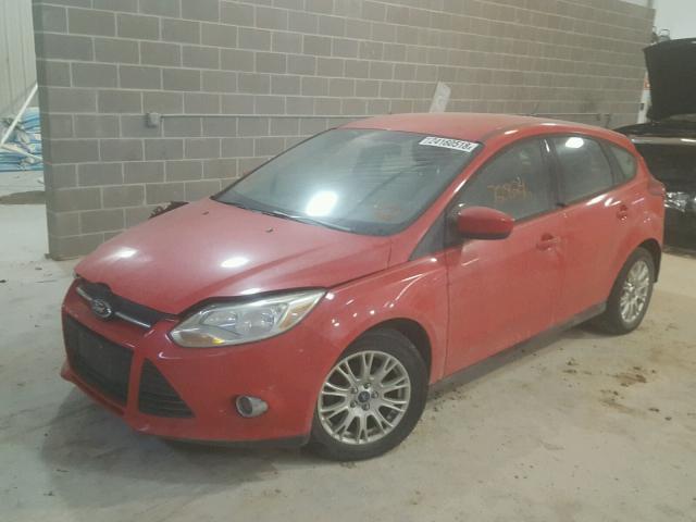 1FAHP3K29CL252532 - 2012 FORD FOCUS SE RED photo 2