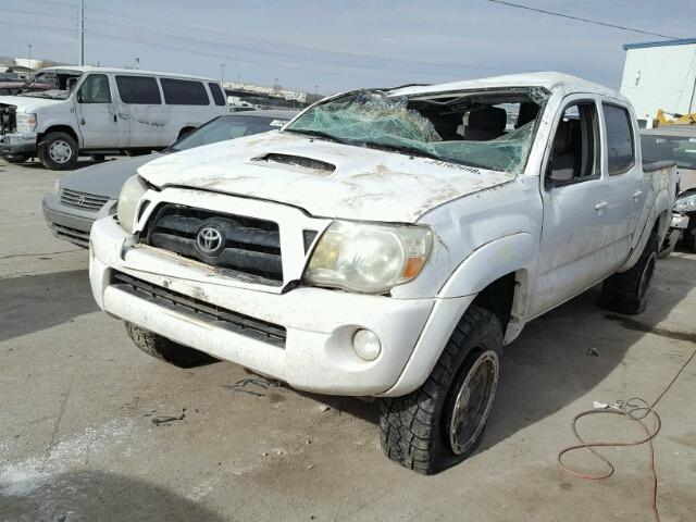 5TELU42N47Z344961 - 2007 TOYOTA TACOMA DOU WHITE photo 2