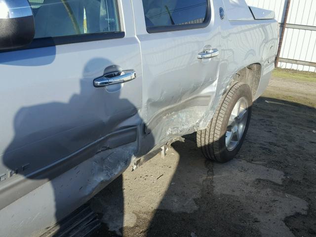 3GNMCEE00DG364023 - 2013 CHEVROLET AVALANCHE SILVER photo 9