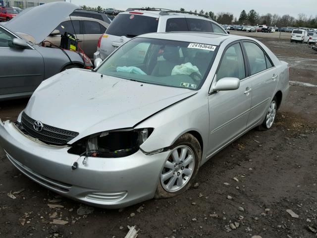 4T1BE30KX2U013908 - 2002 TOYOTA CAMRY LE SILVER photo 2