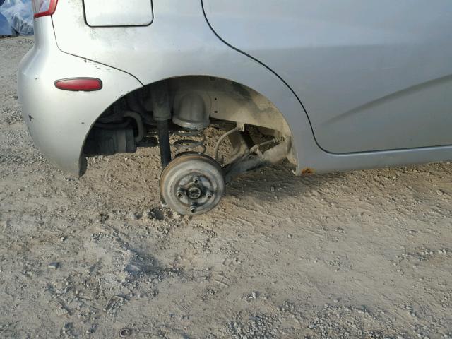 KL1TD62615B341528 - 2005 CHEVROLET AVEO BASE Srebrny zdjęcie 10