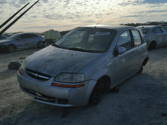 KL1TD62615B341528 - 2005 CHEVROLET AVEO BASE Srebrny zdjęcie 2
