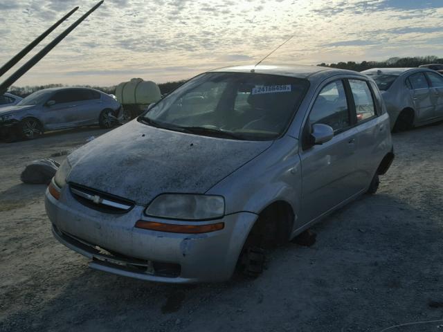 KL1TD62615B341528 - 2005 CHEVROLET AVEO BASE SILVER photo 2