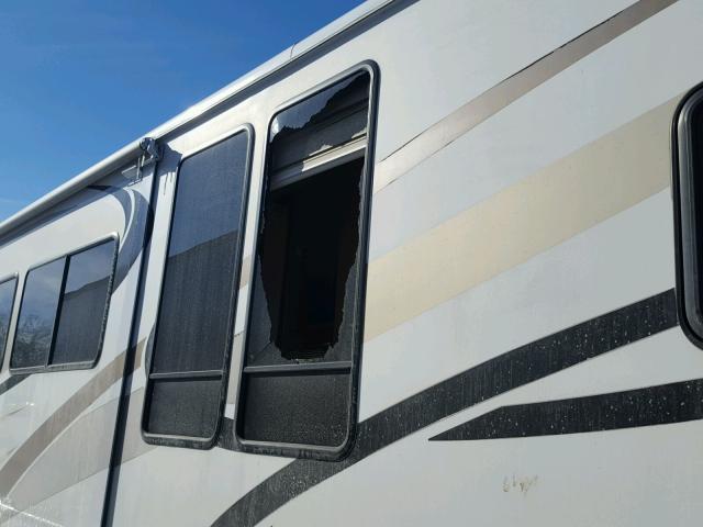 1F6NF53Y960A04109 - 2006 THOR CAMPER WHITE photo 9