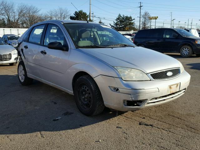 1FAHP34N47W117177 - 2007 FORD FOCUS ZX4 SILVER photo 1